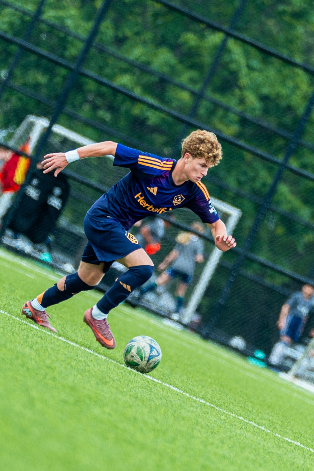 LA Galaxy dribble