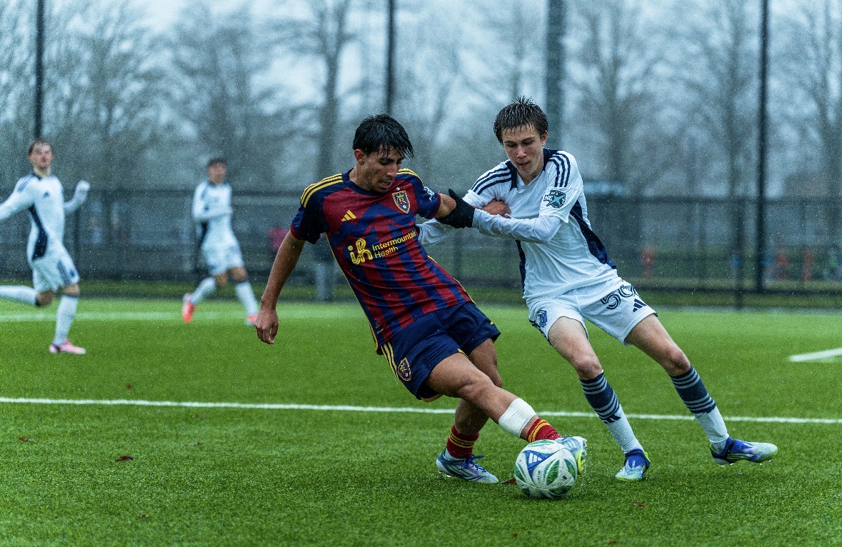1v1 duel on the wing in the rain